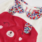 Pagliaccetto Newborn Ciniglia con Orsetto e Colletto Floreale – Rosso Ciliegia